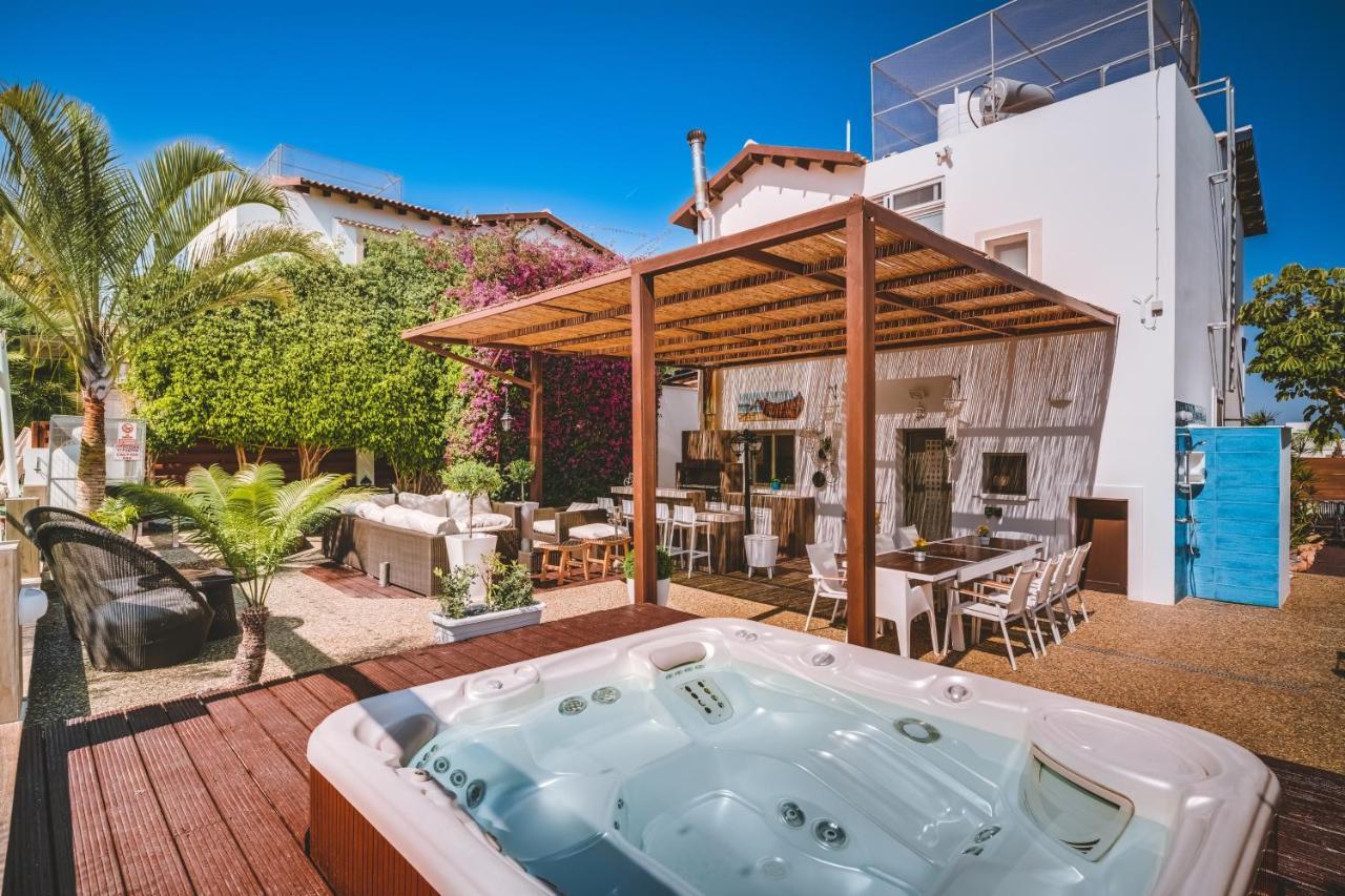 Sunnyvillas: 4br Villa☆private Pool + Jacuzzi - Amelie * Protaras